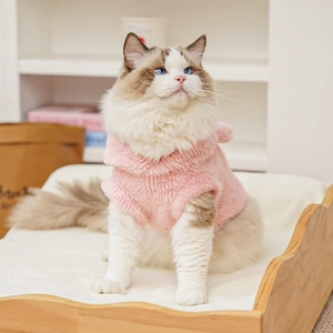 Dettaglio della felpa rosa in finta pelliccia per gatti, calda e morbida per l'inverno