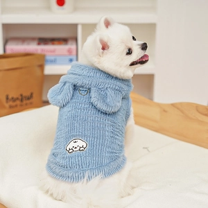 Dettaglio del gilet blu per animali con orecchie di coniglio e anello a D in peluche