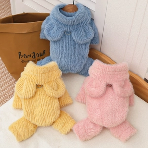 Dettaglio di maglioni di peluche per animali in blu, giallo e rosa con anelli a D