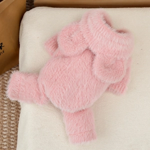 Dettaglio del gilet rosa in peluche per animali con pelliccia sintetica e cappuccio a coniglio