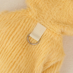 Dettaglio macro del gilet in peluche per animali con anello a D e cinturino robusto