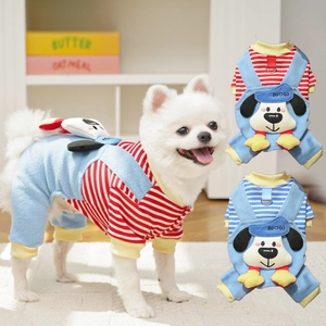 Detail eines gestreiften Haustier-Jumpsuits mit Fleece und WOW-Cartoon-Hundeflicken