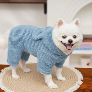 Dettaglio felpa con cappuccio blu in pelliccia sintetica per cani con righe a rilievo