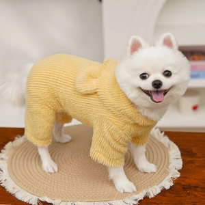 Dettaglio del gilet di peluche giallo per animali con orecchie e morbido pile corallo