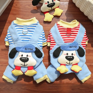 Detail eines Fleece-Haustier-Jumpsuits mit Cartoon-Stickerei und D-Ring auf Holzgrund