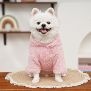 Dettaglio della felpa rosa con cappuccio per cani in finta pelliccia a coste