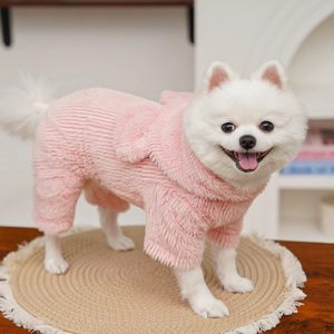Dettaglio gilet per animali in finta pelliccia rosa con orecchie decorative
