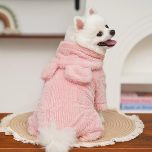 Dettaglio del gilet rosa in pile per animali con orecchie dolci su un cane Pomerania