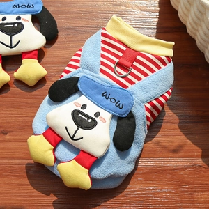 Detail der blauen Fleece-Hundeweste mit 3D-Cartoon-Patch und Metall-D-Ring für die Leine