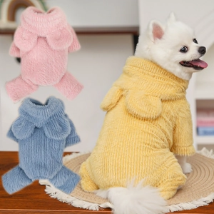 Dettaglio di tute in peluche per animali con orecchie di coniglio in rosa, blu e giallo