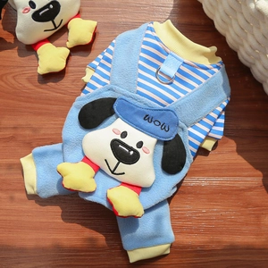 Nahaufnahme eines blauen Fleece-Hundeoveralls mit Cartoon-Hund und D-Ring für die Leine