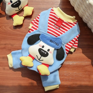 Detail von Haustier-Fleece-Overalls mit blauen Trägern und gestreiftem Shirt mit D-Ring