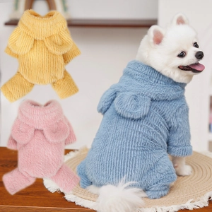 Dettaglio tuta di peluche per animali con orecchie di coniglio in giallo rosa e blu