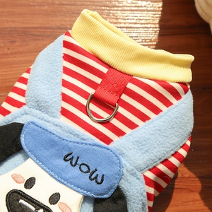 Details der flauschigen Haustierweste mit D-Ring und Cartoon-Hunde-Stickerei