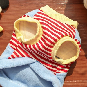 Detail der weichen Fleece-Haustierweste mit bunten Streifen und gelben Rippbündchen