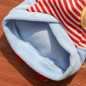 Detailaufnahme der gestreiften Haustierweste mit warmem hellblauem Polarfleece-Futter
