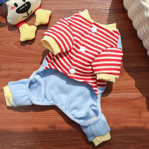 Detailansicht des warmen Haustier-Jumpsuits mit Streifenmuster und Druckknopfverschluss