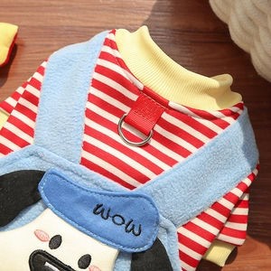 Details der Hundegeschirrweste mit rot gestreiftem Strickstoff und blauem Fleece