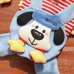 Makro-Detail der himmelblauen Fleece-Hundeweste mit Streifenfutter und Stickerei-Motiv
