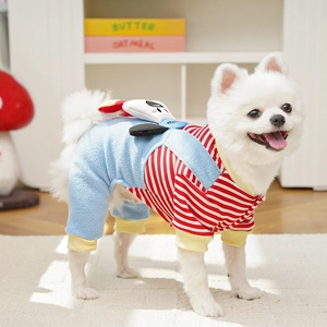 Detail von Hunde-Fleece-Einteiler mit roten Streifen und süßem Tier-Maskottchen