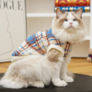 Gros plan sur le gilet en polaire à carreaux bleus pour chat montrant la texture douce