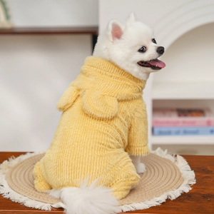 Detailweergave van gele pluchen hondentrui met een dikke geribbelde textuur op hond