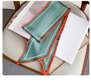 Gros plan d'un foulard en soie à imprimé floral avec motifs géométriques colorés