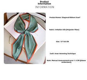Détail d'un foulard en soie fleurie vert foncé noué en nœud sur un livre décoré