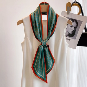 Élégant foulard étroit bleu marine avec bordure orange et imprimé sur robe