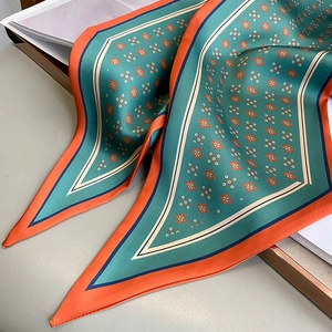 Élégant foulard en soie sarcelle avec motif floral et bordure rouge pour cheveux ou cou