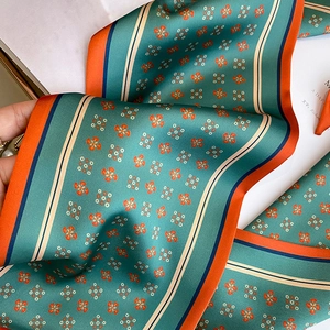 Élégant foulard twilly en soie verte à fleurs pour le cou, les cheveux ou le sac