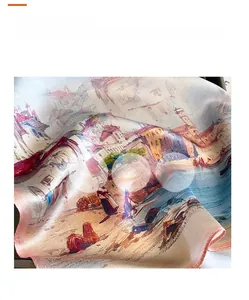 Vue détaillée d'un foulard carré en soie avec imprimé peinture à l'huile et texture lisse