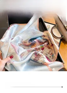 Détail des bords finement cousus d'un foulard en soie bleu clair avec motif de peinture à l'huile