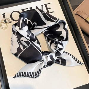 Sciarpa Quadrata In Pura Raso Di Gelso Elegante Stampa Camelia Foulard Da Collo Classico Bianco E Nero Accessorio Moda