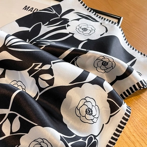 Elegante sciarpa in 100% seta di gelso con motivo a camelia classica in nero e bianco