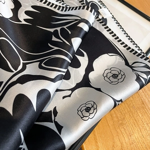Elegante sciarpa in 100% seta di gelso con grande motivo floreale bianco e nero e finitura lucida