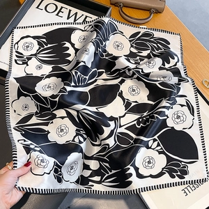 Foulard quadrato in 100% seta di gelso con stampa di camelie in bianco e nero stile francese
