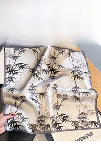 Vue détaillée d'un foulard en soie avec motif de bambou à l'encre de style traditionnel