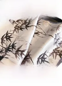 Gros plan détaillé de la bordure cousue sur un foulard en soie aux motifs de bambou