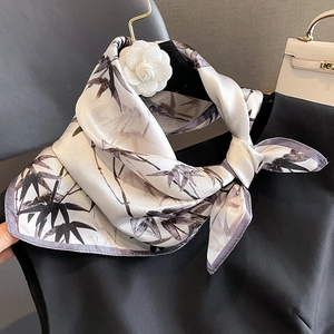 Carré de soie blanc élégant à imprimé feuilles de bambou noires avec broche camélia