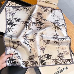 Carré en soie élégant avec motif de bambou à l'encre et fini satiné pour femmes