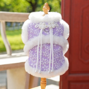 Détail de la robe pour animal violette style chinois avec motifs floraux et perles