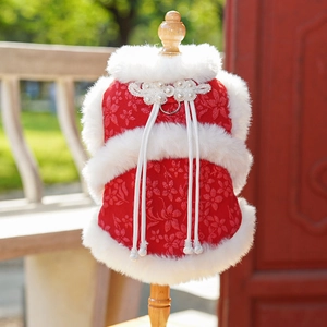 Détail du gilet rouge festif pour animaux avec col en fourrure et nœud perlé