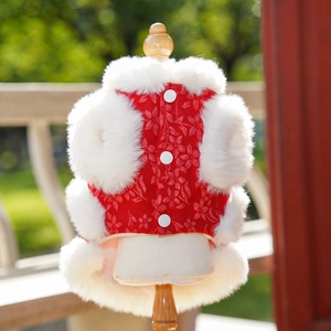 Détail du gilet rouge floral pour animaux avec bordure en fourrure et boutons