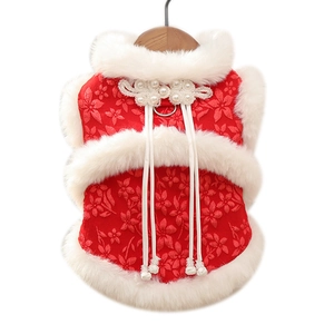 Détail du gilet rouge de fête pour animaux avec col en fourrure et bouton chinois