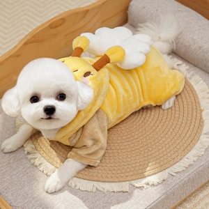 Detail eines flauschigen Bienen-Haustier-Overalls mit 3D-Flügeln auf einem Hundebett