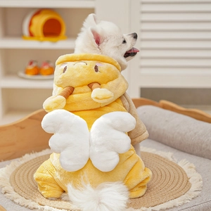 Detail eines Plüsch-Bienen-Haustierkostüms mit Flügeln und Fühler-Kapuze am Hund