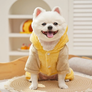 Detailaufnahme des weichen Plüsch-Hundeoveralls mit Kapuze und weißen Knöpfen vorne