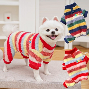 Détail de la combinaison rayée en polaire pour chien avec broderie et anneau en D