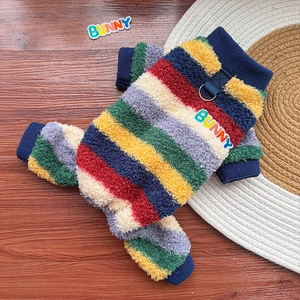 Détail du polaire rayé pour animaux avec anneau en D et écusson coloré Bunny